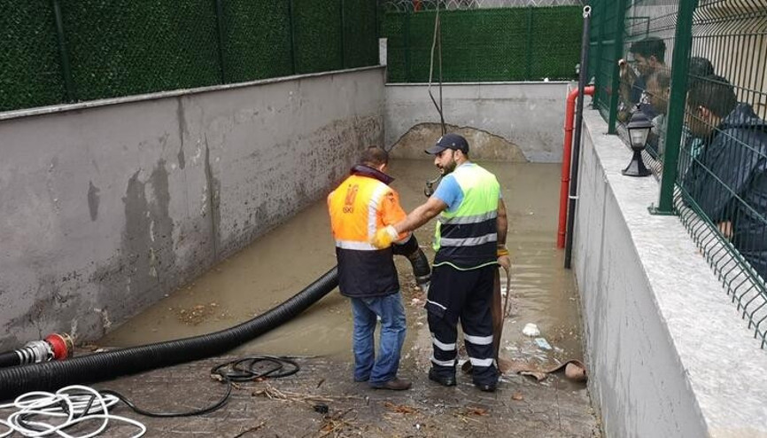 Otoparkta araçlar mahsur kaldı