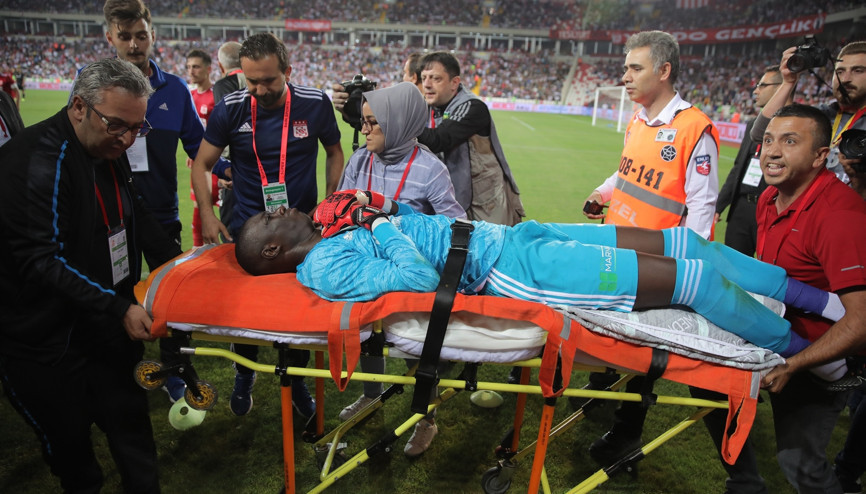 Sivas - Beşiktaş maçında korku dolu anlar Bir anda yere yığıldı...