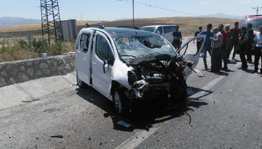 Hafif ticari araç istinat duvarına çarptı: 1 ölü, 4 yaralı Hafif ticari araç istinat duvarına çarptı: 1 ölü, 4 yaralı