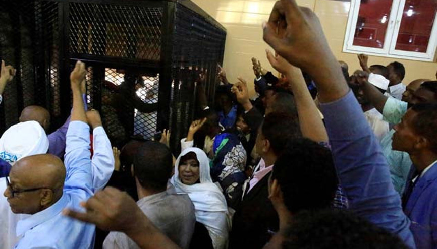 Sudanın devrik lideri Beşir hakim karşısında