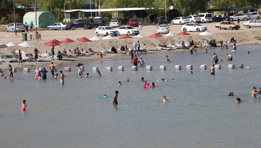 Sıcaktan bunalanlar Hazar Gölünde serinliyor