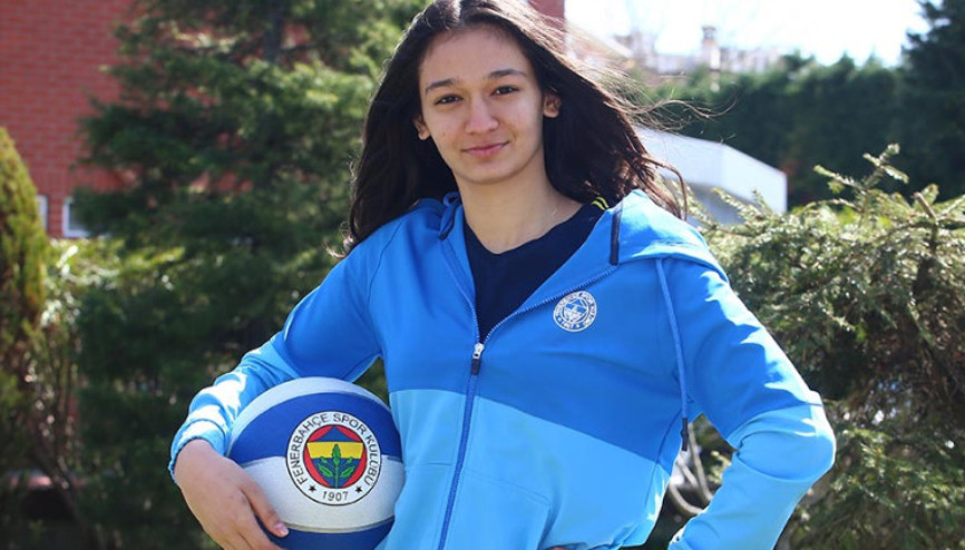 Fenerbahçede İdil Saçalırla profesyonel sözleşme yapıldı