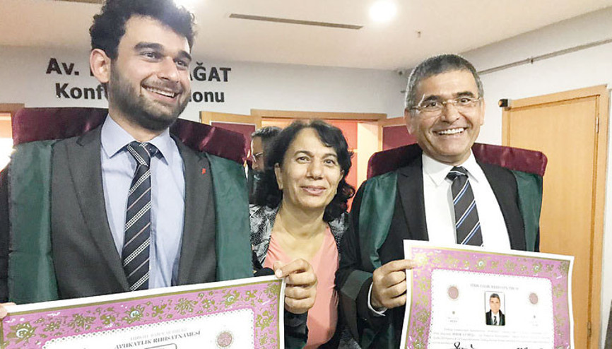 Baba-oğul aynı gün cübbe giydi