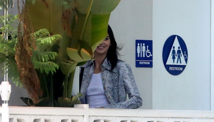 Tuvalet sırası bekledi