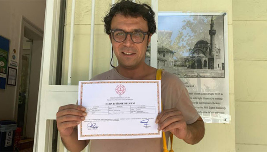 Eğitimini tamamladı, işaret dili sertifikasını aldı