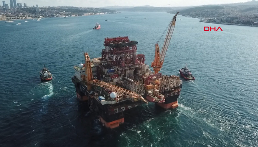 Dev petrol arama platformunun İstanbul Boğazından geçişi böyle görüntülendi