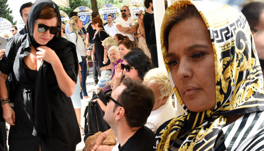 Özgür Arası dostları yalnız bırakmadı