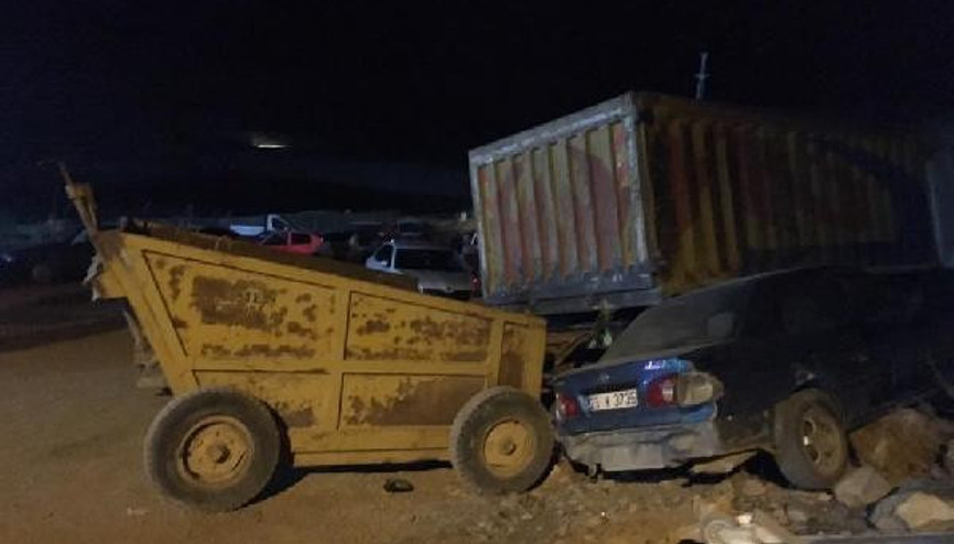 Park halindeyken hareket eden kamyon, 13 araca çarptı Park halindeyken hareket eden kamyon, 13 araca çarptı