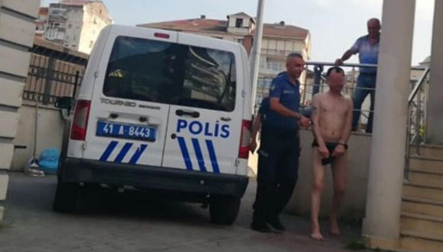 Sokakta iç çamaşırıyla dolaşan şahsı linç edilmekten polis kurtardı