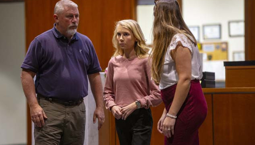 Bebeğini diri diri yaktı Duruşma salonuna böyle geldi