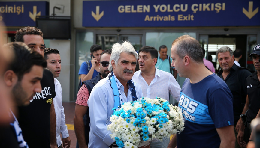 Uğur Tütünekere çiçeklerle karşılama