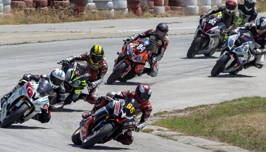 Motor sporlarında araçların yakıt alıp lastik değiştirmek için durmasına ne ad verilir