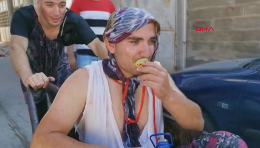 Şalvarlı emzikli damat, gelin evine emekleyerek gitti Şalvarlı emzikli damat, gelin evine emekleyerek gitti