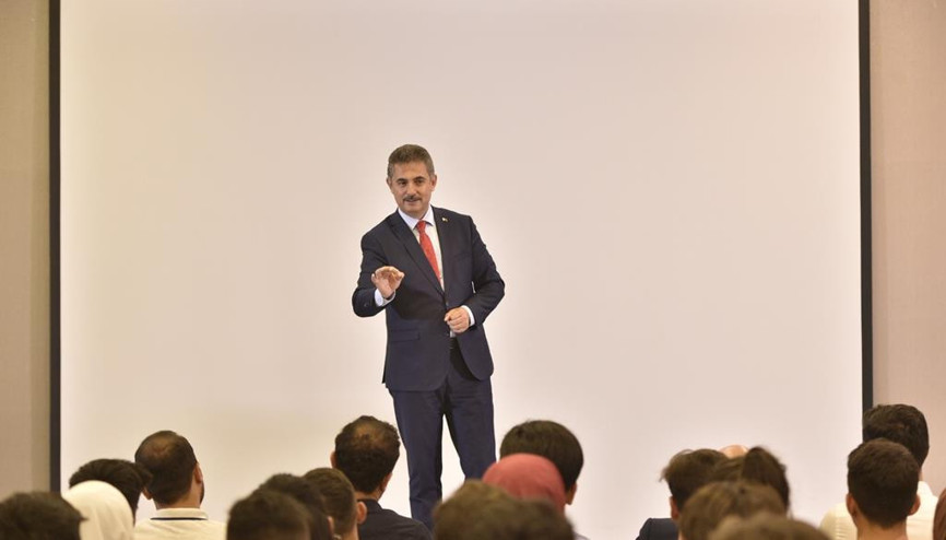 Siz gençlerden çok ümitliyiz