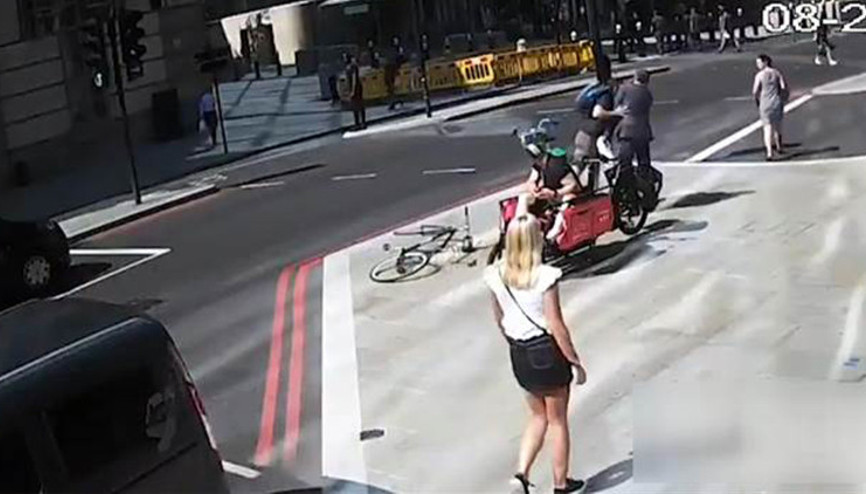 İngiliz polisi, bir yayaya kafa atan bisikletliyi arıyor