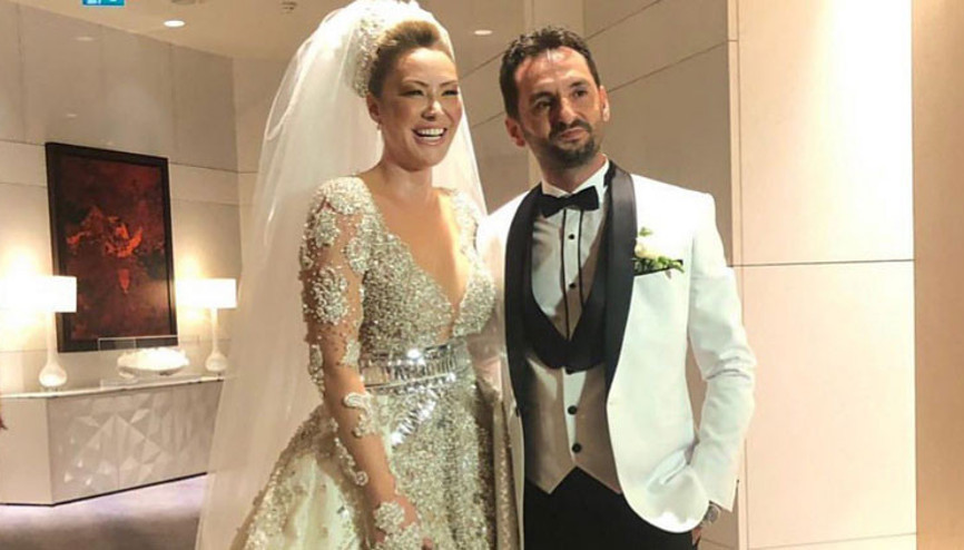 Ünlü şarkıcının mutlu günü Gelinliğiyle dikkat çekti