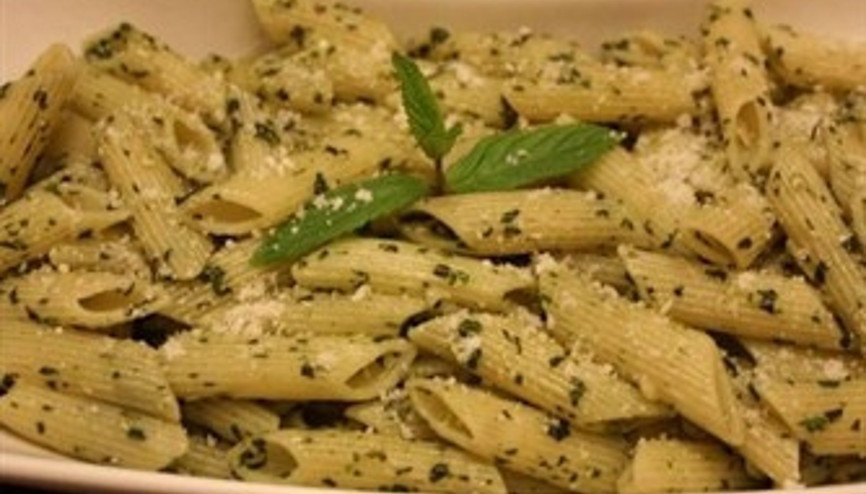 Fesleğen soslu spagetti