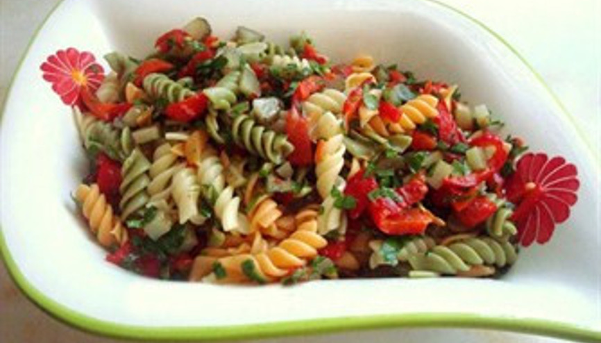 Közlenmiş kırmızıbiberli ve garnitürlü makarna