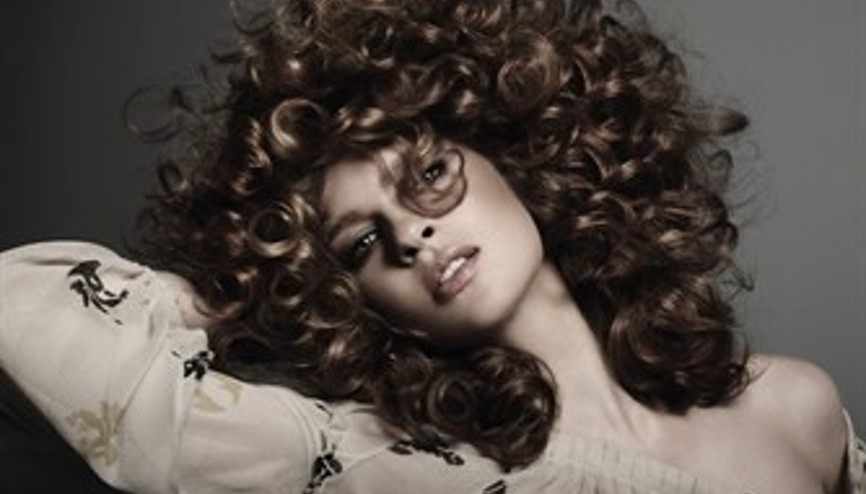 Kıvırcık Saçlar Yaz Aylarında da Kontrol Altında  Egos Curl İle Buklelerinize Enerji Verin