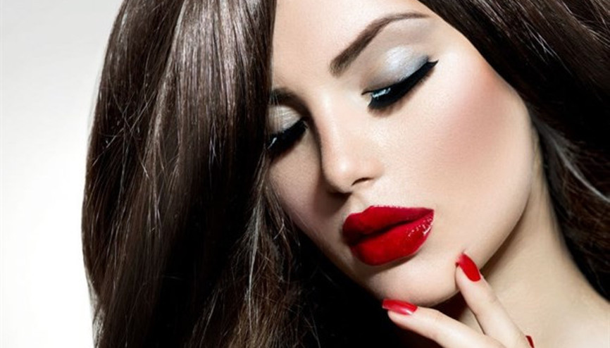 Kırmızı ruj beyaz tene yakışıyor