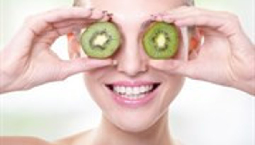 Kivi cilt lekelerini giderir, biberiye cildi gerginleştirir