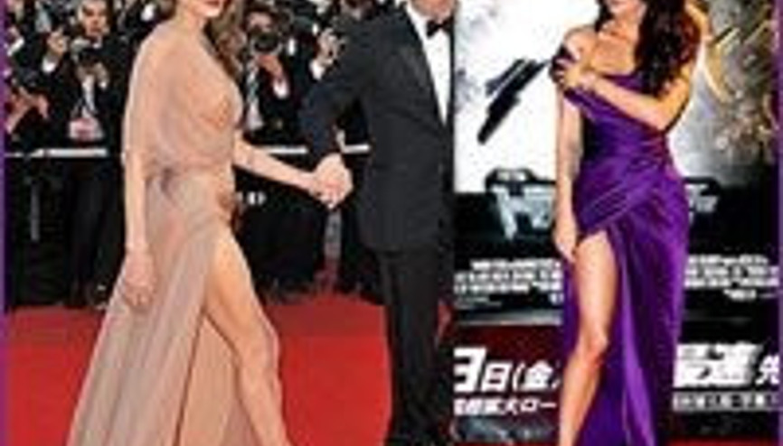 Elbise dediğin yırtmaçlı olur