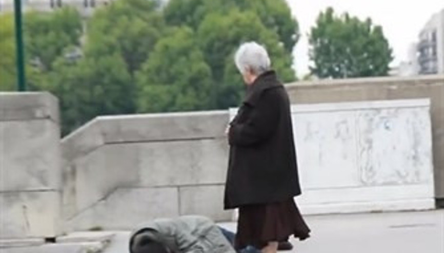 Aynı İnsan, 2 Farklı Kıyafet ve Yardım: Sosyal Deney Aynı İnsan, 2 Farklı Kıyafet ve Yardım: Sosyal Deney