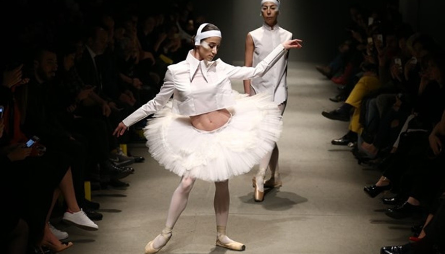 Mercedes-Benz Fashion Week Istanbul White Posture Defilesi Mercedes-Benz Fashion Week Istanbul White Posture Defilesi