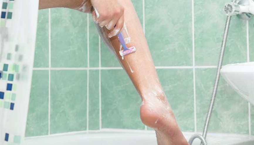 Bacaklarınızı Jiletlerken Yaptığınız 5 Hata Bacaklarınızı Jiletlerken Yaptığınız 5 Hata