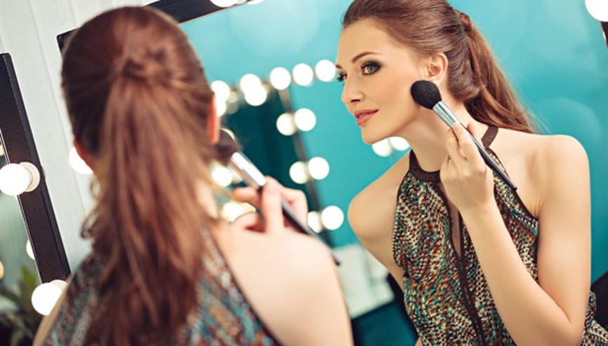 Küçük Bir Hile İle Belirgin Elmacık Kemiklerine Sahip Olun Küçük Bir Hile İle Belirgin Elmacık Kemiklerine Sahip Olun