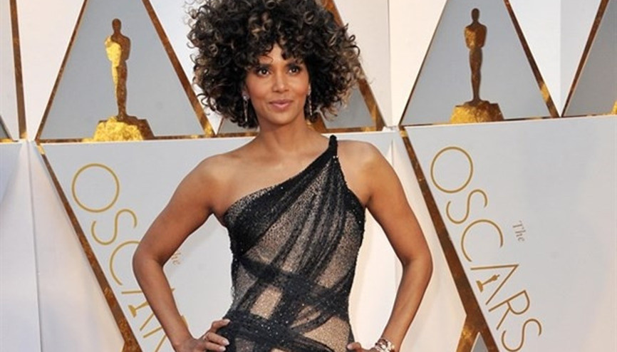 52 Yaşındaki Halle Berrynin 25 Yaşında Görünme Sırrı