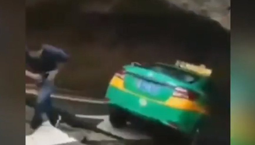 Çöken yol, taksiyi yuttu
