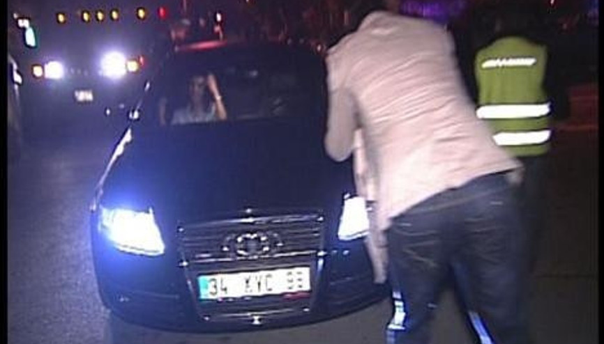 Kıvanç Tatlıtuğ sevgilisi ile böyle yakalandı