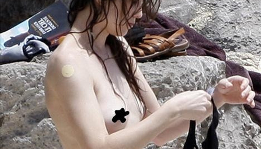 Bikinisini kumsalda değiştirdi