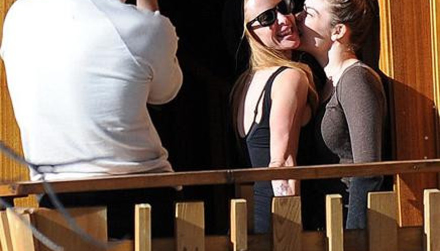 Kocasına böyle poz verdi