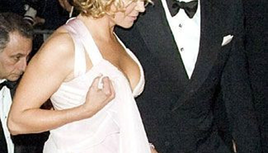 Ünlü aktrist eteği kaldırmada ölçüyü kaçırınca...