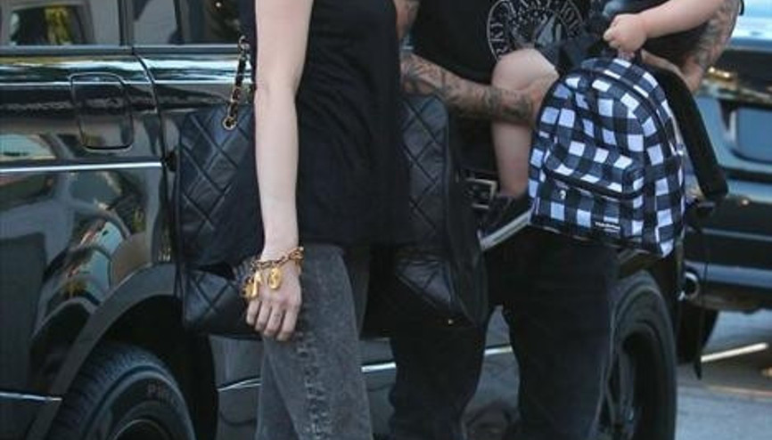 Ashlee Simpson ve Pete Wentz oğullarıyla alışveriş