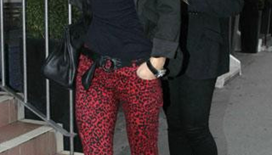 Bu kıyafetlerini yakmalılar