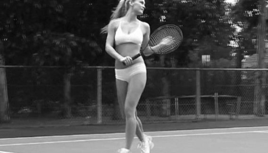 İç çamaşırlarıyla tenis kortunda