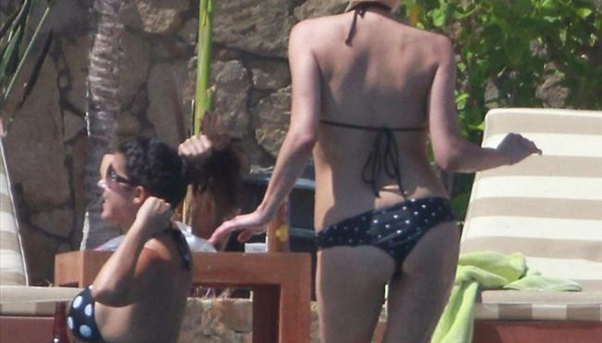 Ashlee Simpson bikinisiyle nefes kesti