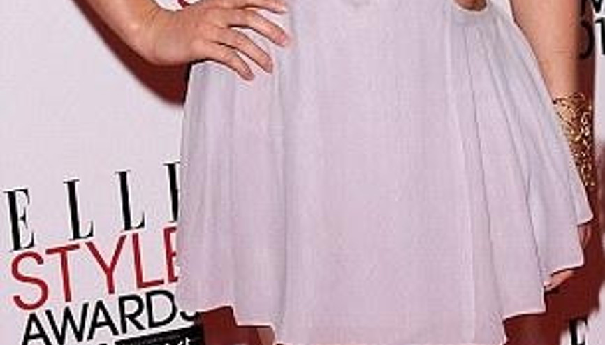 Emma Watson kırmızı halıda Hakaan elbisesiyle yürü