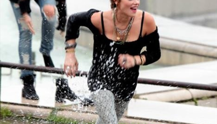 Ashley Greene ve Miley Cyrus LOL için sırılsıkla