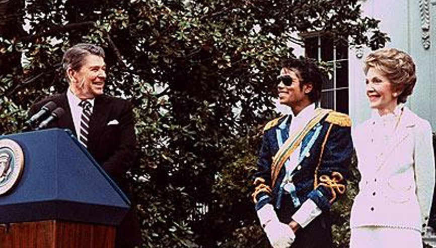 Askeri bando geçidi sürüyor