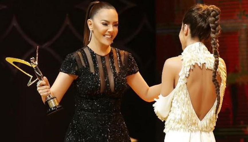 Ünlülerin Sosyal Medyada Ödül Paylaşımları