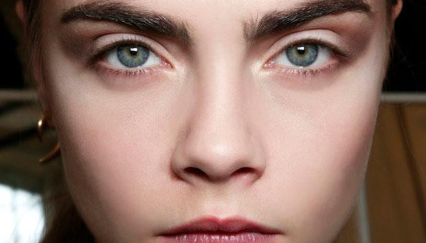 Evde Kalın Kaşlara ve Yoğun Kirpiklere Sahip Olun