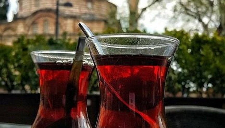 Çay Bardağına Demden Önce Su Koyun Çünkü...