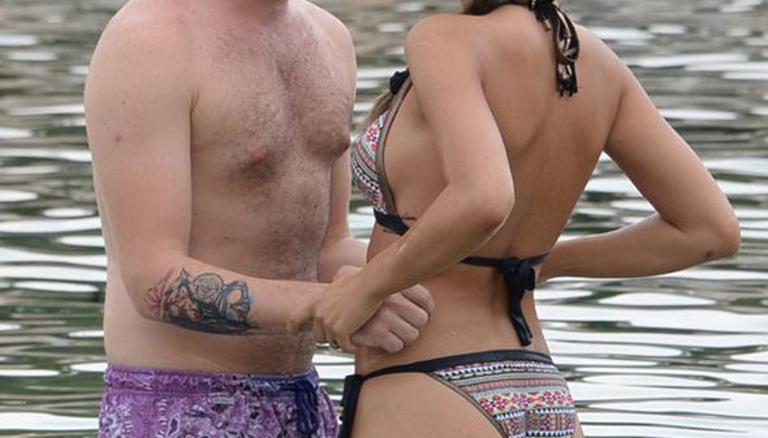 Buse Narcı Sevgilisini Öpücüklere Boğdu