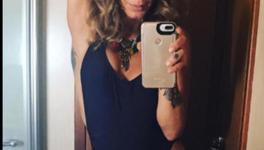 Eliz Sakuçoğlundan Olay Yaratan Üstsüz Poz