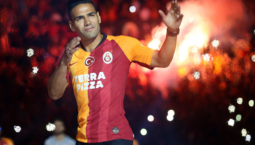 Terimsiz Galatasaray sahaya iniyor Radamel Falcao...