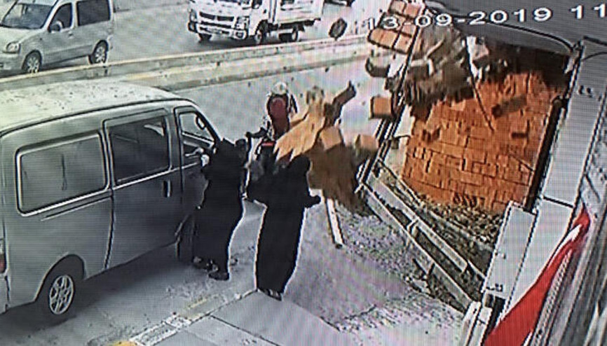 Şiddetli rüzgar nedeniyle uçan kiremitler vatandaşların üstüne böyle düştü